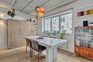 <p>Op een ideale locatie in de Pentagone van Brussel, vlak bij het historische centrum, op de 2e verdieping van een karakteristiek gebouw, bieden wij u deze uitzonderlijke loft van 165 m². Het biedt: een inkomhal met vestiaire, een grote, lichtrijke woonkamer, een eetkamer en een open keuken met eethoek, 3 grote slaapkamers (19 m², 16 m² en 16 m²), een badkamer met douche en bad, een apart toilet en een wasruimte. Kelder. Parkeerplaats: 25.000 €. EPC D+. Dit appartement zal u bekoren door zijn industriële architectuur, de kwaliteit van de materialen en de grote woonkamer. Een bezichtiging is een must!</p>