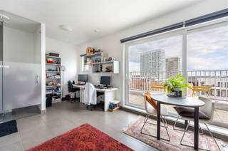 <p><span>Deze ruime penthouse studentenkamer is gelegen op de hoogste verdieping van een recent gebouw (bj 2013) op de Italiëlei, vlakbij Campus Noord van de AP Hogeschool en op wandelafstand van de Universiteit Antwerpen. </span></p><p><span> </span></p><p><span>De kamer is volledig bemeubeld en beschikt over een eigen badkamer met douche, lavabo en toilet. Daarnaast is er een aangenaam terras met oostelijke oriëntatie. </span></p><p><span> </span></p><p><span>In het gebouw zijn er meerdere gemeenschappelijke keukens en een grote gemeenschappelijke fietsenstalling. </span></p><p><span> </span></p><p><span>Momenteel is de kamer verhuurd tem 31 augustus 2025. </span></p>