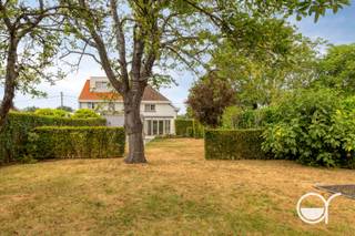 Deze charmante woning heeft heel veel troeven, goede ligging, veel lichtinval en een gezellige tuin (617 m²) met 2 terrassen. Op het gelijkvloers hebben we de inkom met vestiairekast en toilet. Op het gelijkvloers geven de lichtrijke living en keuken uit op het terras en de mooie tuin. Op de eerste verdieping zijn er twee ruime slaapkamers en een badkamer met dubbele lavabo, bad en toilet. Op de tweede verdieping is er ook nog een derde slaapkamer. Extra bergruimte hebben we nog in de grote tuinberging. De aangelegde tuin heeft heel veel charmes en is ook bereikbaar langs achteren. Door de 2 terrassen is er altijd wel een plaatse in de zon of schaduw te vinden. Plan je bezoek via https://wittepaalstraat41.rosseel.be of annick@rosseel.be 09/280.20.43