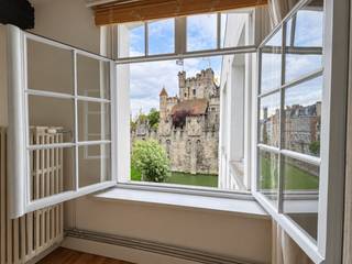 TE HUUR - GENT. Ruim en karaktervol appartement met zicht op het Gravensteen.<br /><br />Op een uitzonderlijke locatie nabij het historische Patershol bevindt zich dit ruime appartement van 142 m² op de tweede verdieping van een statig gebouw zonder lift. Authentieke plankenvloeren, oude houten balken en royale leefruimtes geven de woning een warme, unieke uitstraling.<br /><br />Het appartement beschikt over twee slaapkamers, een lichtrijke leef- en eetruimte, een volledig uitgeruste keuken en een badkamer met ligbad, douchescherm en toilet. Vanuit de woning geniet u van een prachtig uitzicht op het middeleeuwse Gravensteen. Winkels, restaurants, cultuur en openbaar vervoer bevinden zich op wandelafstand.<br /><br />Beschikbaar vanaf 01/11/2026. Niet geschikt voor studenten; domicilie is verplicht.<br /><br />EPC: label C.<br />Huurprijs: € 1.100 per maand.<br />Voorschot water en elektriciteit: € 50 per maand.<br />Mogelijkheid tot het bijhuren van een staanplaats voor € 100 per maand.