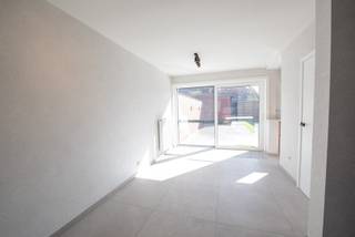 Deze volledig gerenoveerde woning in Deinze is een ideale plek voor wie op zoek is naar een gezellige woning met een tuin en terras. <br />Indeling: leefruimte met tv-meubel, volledige uitgeruste keuken en kelder. Boven vinden we 3 slaapkamers (waarvan 1 kamer met inbouwkasten), badkamer met douche en apart toilet.<br />De tuin en het terras bieden de perfecte plek om te genieten van de zonnige dagen.<br />Buiten vinden we nog een extra berging terug en wasplaats.<br />De ligging in Deinze zorgt ervoor dat alle voorzieningen zoals winkels, scholen en openbaar vervoer in de buurt zijn.<br />Kortom, deze woning is een ideale keuze voor wie op zoek is naar een comfortabele en gezellige rijwoning te Deinze!<br />Ramen zijn voorzien van super isolerend glas! De woning is onmiddellijk beschikbaar!<br />Wenst u meer informatie of een bezoek, mail naar anke@immoroba.be