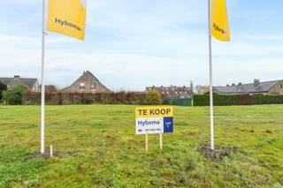 Realiseer jouw droomwoning in Kortemark.
Ben je op zoek naar een bouwgrond voor open bebouwing in Kortemark? Ontdek deze bouwgrond aan de Sneppestraat: hier woon je vlak bij het centrum, met alles binnen handbereik: winkels op slechts 1 km, scholen (basis- en secundair onderwijs) op 600 m, en openbaar vervoer met een bushalte op 450 m en het station op 1,3 km afstand. Je vindt de ingang van de verkaveling ter hoogte van Sneppestraat 48.

Dit villaperceel van 435 m² biedt volop mogelijkheden om jouw ideale woning te realiseren. Of je nu kiest voor één of twee bouwlagen, een vlak of hellend dak – wij bouwen jouw nieuwe, energiezuinige woning volledig op maat én tegen een vaste prijs.

Laat je inspireren!
Neem contact met ons op om de mogelijkheden te ontdekken. Vraag bovendien jouw gratis inspiratieboek aan: 250 pagina's boordevol woonideeën, handige tips en praktische plannen.