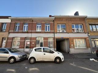 -Opbrengsteigendom op centrale ligging in Deurne aan de Van Duyststraat 78-80-82. Het gebouw is ingedeeld met 11 units.<br /><br /><u><strong>-Indeling van het gebouw:</strong></u><br /><u>Kelder.</u><br /><u>Gelijkvloers:</u><br />Gemeenschappelijke inkomhal.<br />Doorrij.<br />Koer.<br />5 wooneenheden<br /><u>Eerste verdieping: </u><br />5 wooneenheden<br /><u>Tweede verdieping: </u><br />1 wooneenheid.<br /><br />Het gebouw maakt deel uit van een mede-eigendom (basisakte) en geniet het uitsluitend genot van de binnenplaats en van de fietsenstallingen op de binnenplaats.<br />Een deel van de units is nog verhuurd met niet geregistreerde contracten (huurders betalen niet)<br /><br />EPC scores:<br />nummer 78: 20240919-0003253055-RES-1 - 633 kWh/m²jaar - F-label<br />nummer 80: 20240919-0003253029-RES-1 - 349 kWh/m²jaar - D-label<br />nummer 82: 20240919-0003253038-RES-1 - 349 kWh/m²jaar - D-label<br /><br /> 