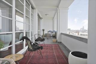 High-end afgewerkte penthouse met zeer ruim terras en fenomenaal uitzicht op de jachthaven en het MAS.Het penthouse is gelegen op het Eilandje tussen...