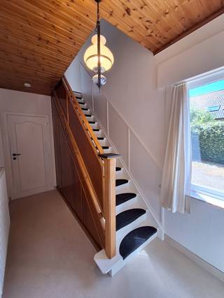 Deze ruime woning in Heusden-Zolder is een ideale keuze voor wie op zoek is naar een standaard open bebouwing met een prachtige tuin en garage. Met een bewoonbare oppervlakte van +/- 152 m² (volgens EPC), biedt deze woning voldoende ruimte voor een gezin.<br /><br />De woning beschikt over 3 slaapkamers, living, keuken en badkamer, 2 toiletten en wasplaats. Er is een werkruimte aanwezig.<br /><br />De tuin biedt voldoende ruimte om te genieten van de buitenlucht en is ideaal voor het organiseren van zomerse barbecues of het creëren van een speelruimte voor kinderen. De aanwezigheid van een garage zorgt ervoor dat er voldoende parkeergelegenheid is.<br /><br />Met zijn gunstige ligging in Heusden-Zolder, heeft deze woning ook een goede bereikbaarheid tot verschillende voorzieningen zoals winkels, scholen en openbaar vervoer. Kortom, deze woning biedt alles wat je nodig hebt voor een aangename en comfortabele woonervaring.