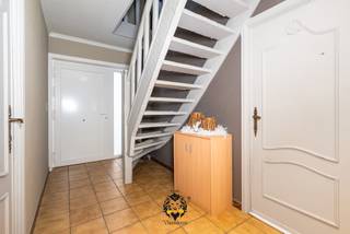 Charmante te renoveren woning in Overmere (Berlare). Bezoekdag zondag 22/12, inschrijven via lander@immovlaenderen.be
Bent u op zoek naar een gezellige starterswoning met veel potentieel in het rustige en groene Overmere? Dan is dit uw kans!
Deze charmante woning biedt alles wat u nodig heeft:
- 3 slaapkamers – Ideaal voor gezinnen of voor wie graag een extra bureau of hobbykamer wenst.
️- Ruime leefruimte en keuken
- Badkamer en veranda – Geniet van de zonnestralen met uitzicht op tuin.
- Ruime garage – Een echte troef voor opslag of als werkplaats.
- Prachtig aangelegde tuin – Hier geniet u 's avonds van de zon en van totale ontspanning.
De woning wordt verwarmd met een pelletkachel en de toestellen werken op elektriciteit. Op de eerste verdieping vindt u de grootste slaapkamer en een opbergruimte. Deze verdieping kan u omtoveren naar meerdere slaapkamers.
Geïnteresseerd? Grijp dan nu uw kans om eigenaar te worden van deze leuke woning. Maak snel een afspraak voor een bezoek en ontdek alle troeven zelf!
Renovatieverplichting!
Contacteer Lander voor een afspraak of meer informatie.