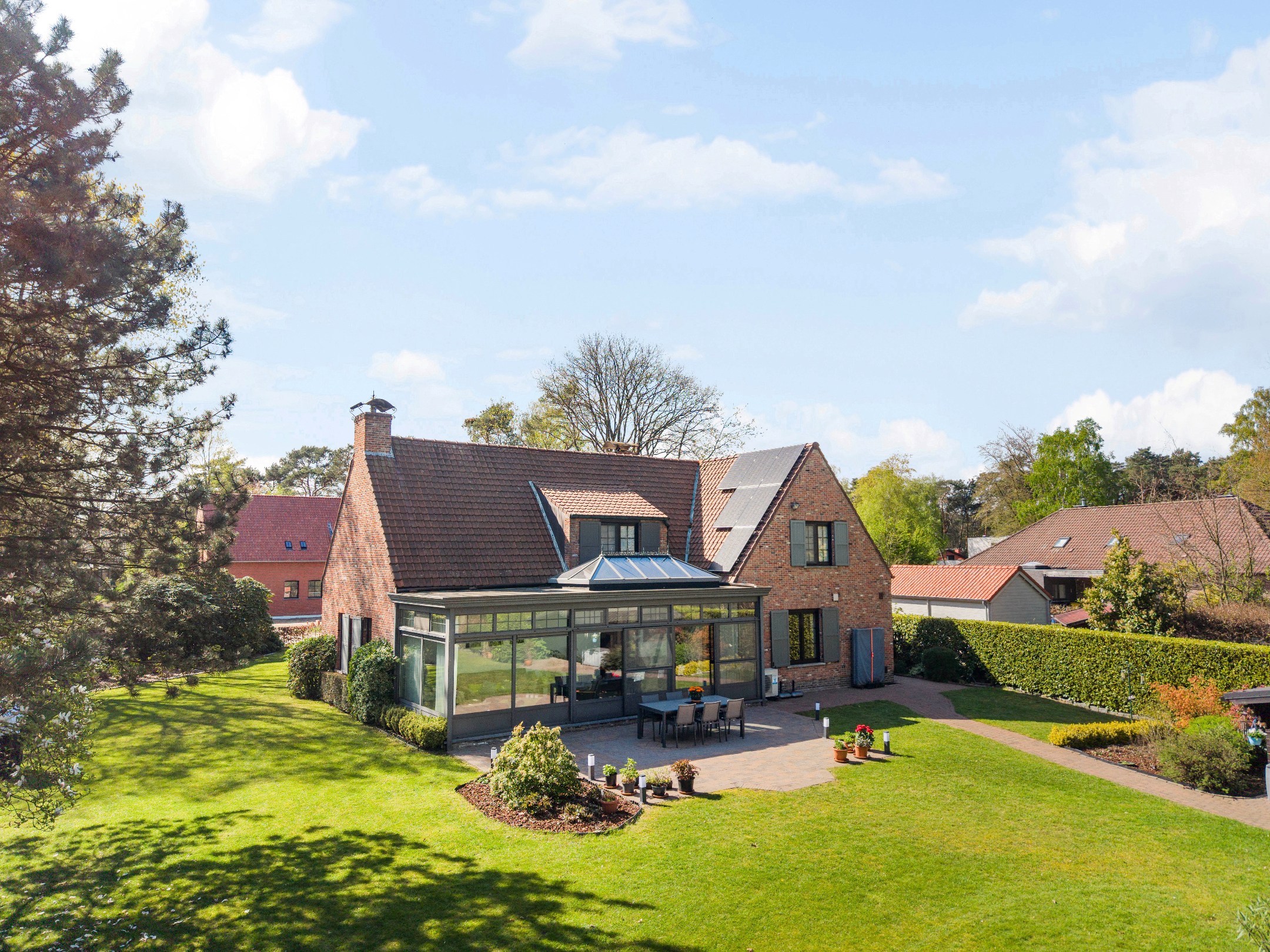 Ruime woning met 4 slaapkamers, bureel en zwembad op een perceel van ca 1874m². - foto 3