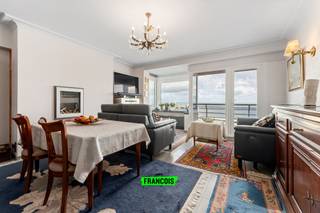 Op de achtste verdieping van de goed onderhouden residentie Le Touquet, op de Albert I Promenade in Oostende, bevindt zich dit instapklare...