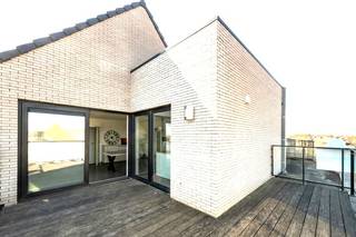 Dit uniek dakappartement is gelegen nabij centrum, scholen, grootwarenhuizen, station en dichtbij E403.Dit appartement situeert zich op de derde...