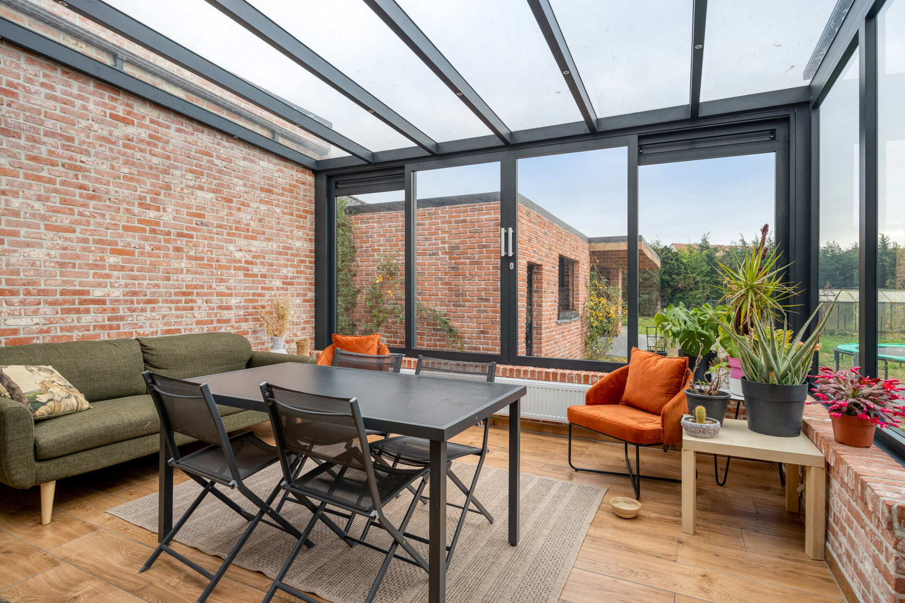 Renovated four-sided home with 4 rooms, garden and garages - photo 5