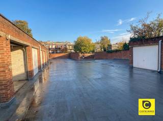 <p><span>Spacieux garage box hors sol avec portail automatique !</span><span> </span></p><p><span>Le box de garage bénéficie d'un emplacement central dans une rue sûre et calme, parallèle à la Fruithoflaan, et donc proche des principales voies d'accès telles que l'E19, l'E34 et le périphérique. </span></p><p><span>Le box est immédiatement disponible, se prête non seulement au stationnement de votre voiture et de vos vélos, mais aussi à un espace de stockage complètement sec. </span></p><p><span>Idéal pour un usage personnel, mais aussi très apprécié comme investissement.</span></p><p><span> </span></p><p><span>Dimensions du box : 5,13 m de profondeur, 2,58 m de largeur et 2,13 m de hauteur</span></p><p><span>Dimensions du portail : 2,26 m de large et 2,02 m de haut</span></p><p><span> </span></p>