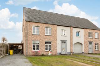 Deze ruime woning ligt op een zeer rustige locatie op een kindvriendelijk woonerf in Lille, op een korte afstand van het centrum, winkels en...