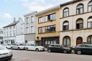 <p><strong>Dit lichtrijke appartement</strong> ligt op een strategische locatie vlak bij invalswegen, scholen, winkels en openbaar vervoer. Je geniet van een uitstekende bereikbaarheid.</p><p><br /></p><p><strong>Indeling appartement: </strong>Via een authentieke brede trappenhal kom je op het tweede verdiep aan het appartement met een open inkomhal – Je betreedt het appartement via een huiselijke gang op laminaten vloer - De leefruimte baadt in het daglicht door de gevelbreedte aan ramen - Het is een ruime woonkamer met een open keuken met ziteiland – De keuken is voorzien van een onderhoudsvriendelijke tegelvloer - Koken kan hier nog op een echt gasfornuis - Aansluitend aan de keuken zit de badkamer met douchecabine - Er zijn twee ruime slaapkamers – een extra berging – een apart toilet.</p><p><br /></p><p><strong>Troeven: </strong>Veel natuurlijk lichtinval en extra ingebouwde spots - Mogelijkheid tot huren achterliggende garage - Bereikbaarheid - Huisdiervriendelijk</p>