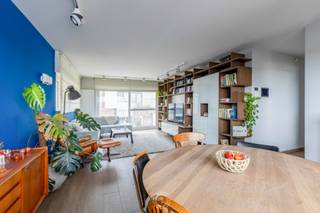 Dit stijlvol penthouse van <strong>150 m²</strong> combineert <strong>royale woonvolumes, overvloedig daglicht en meerdere zonneterrassen</strong> en dit op een interessante locatie in Sint-Niklaas. Het stadscentrum bevindt zich op wandelafstand, terwijl de N70 en E17 een vlotte verbinding garanderen.<br /><br />Via de lift bereikt u de derde verdieping van deze <strong>recente residentie</strong> (2015) waar comfort en kwaliteit hand in hand gaan. De ruime inkomhal, voorzien van een gastentoilet en praktische berging, zorgen voor aan aangenaam ontvangst.<br /><br />De lichtrijke leefruimte baadt dankzij de grote raampartijen in natuurlijk daglicht en sluit naadloos aan op het eerste, zuidgericht terras. De <strong>volledig uitgeruste keuken</strong> werd met oog voor detail afgewerkt en beschikt uitsluitend over <strong>kwalitatieve Miele-toestellen</strong>. Aansluitend bevindt zich een extra berging die het dagelijkse comfort verder verhoogt.<br /><br />De nachthal leidt naar <strong>drie volwaardige slaapkamers</strong> van respectievelijk 22, 14 en 11 m². Elk van deze kamers geniet van een directe toegang tot een eigen terras. De badkamer is smaakvol ingericht met een dubbele wastafel, een ruime inloopdouche en een tweede toilet.<br /><br />Als extra troef beschikt deze penthouse over <strong>twee privatieve staanplaatsen en twee bergingen</strong> in de ondergrondse garage. Deze zijn inbegrepen in de huurprijs. <br /><br />Het appartement is <strong>onmiddellijk beschikbaar</strong> en wordt aangeboden aan een <strong>huurprijs van € 1.250 per maand + € 100 vaste kosten per maand.</strong><br /><em>Individuele tellers voor water, gas en elektriciteit. </em><br /><span>Bovenkant formulier</span><br /><strong>Een bezoek kan uitsluitend door een mail te sturen naar cvg@claves.be of te bellen op het nummer: 03/502.98.74</strong><br />
