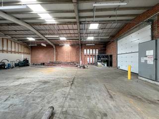 Zoekt u de ideale zichtlocatie in Poperinge voor uw B2B-winkel of ambachtelijke activiteit, bvb een schrijnwerker, keukenbouwer, bandencentrale, auto-onderhoud, verhuur van machines of voertuigen, bouwmaterialenhandel, sanitair/tegels/hout, groothandel met afhaalpunt, distributiecentrum, afhaalpunt, ... ? <br /><br /><u><strong>Benaderende bruto-AFMETINGEN: </strong></u><br />Commerciële en werkruimte: 600 m²<br />Gemeenschappelijke parkeergelegenheid<br /><br /><u><strong>AFWERKING:</strong></u><br />- Gemetste constructie met betonnen overspanning <br />- Geïsoleerd dak met lichtstraten en zonnepanelen<br />- Betonvloer<br />- Manuele poort h: 2,80m x b: 3,00m aan straatzijde (mogelijkheid om glazen wand met inkomdeur te maken en/of opening te vergoten, gevel aan te passen aan uw merk-identiteit)<br />- Automatische sectionaalpoort met afstandsbediening (h: 4,30m - b: 4,80m) op de zijkant<br />- Verlichting<br />- Geïntegreerde unit die opengemaakt kan worden (houten wanden)<br />- Sanitair: toilet<br />- Vrije hoogte 4,65 tot 5,10m<br />- Mogelijkheid om uw bedrijf extra zichtbaarheid te geven op de 18m hoge toren aan de Europalaan<br /><br /><u><strong>NUTSVOORZIENINGEN:</strong></u><br />Elektriciteit (3x400V - 40A, drijfkracht) en water met tussenteller - zonnepanelen - Proximus/Belgacom - gemeenschappelijke snelladers (10) en traagladers (2) gelegen aan de unit (Smappee).<br /><br /><strong><u>BESTEMMINGSMOGELIJKHEDEN</u></strong>:<br />Deze zone is bestemd voor ambachtelijke bedrijvigheid, kantoorachtigen, opleidings-centra, of research afdelingen, luidruchtige indoor recreatie, B2B-handel, opslag, overslag, en bedrijven ondersteunende activiteiten.<br /><br /><u><strong>LIGGING:</strong></u><br />Poort tot Poperinge, RING, KMO-park met optimale zichtbaarheid vanaf de ring !<br /><br /><u>* Bijzonderheden:</u><br />- Foto 1 &amp; 2 zijn renders .<br />- Onmiddellijk beschikbaar.<br />- Geen gemene kosten !<br />- Vermelde prijzen zijn excl. onroerende voorheffing , elektriciteit en BTW.<br />- Onze referentie op <strong>www.centro.be</strong>: <strong>P0499-b</strong> of contacteer ons op <strong>050 70 01 02</strong>.