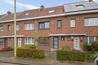 Uiterst gunstig gelegen woning in een zeer rustige en aangename woonomgeving!  Dit huis bevindt zich op wandelafstand van het park van Boom en ligt nabij verschillende scholen, grootwarenhuizen en het openbaar vervoer.  De oprit van de A12 Antwerpen-Brussel ligt op enkele minuten rijden, ideale ligging voor woon-werkverkeer. <br />Deze woning is een zeer solide constructie en werd gerenoveerd in 2020.  Goede EPC score: Label B!<br /><br />De indeling is als volgende: -1: een droge KELDER verdeeld in 2 compartimenten met wasplaats; GLVL: een inkomhall, een apart toilet, een woonkamer en een ingerichte keuken; 1eV: een nachthall, een ingerichte badkamer met toilet en 2 slaapkamers; 2eV: een apart toilet en 2 slaapkamers; 3eV: afgewerkte zolderruimte zonder vaste trap.  Verder beschikt dit eigendom over een tuin met een tuinkamer &amp; apart toilet. <br /><br />Dit pand werd steeds goed onderhouden en is voorzien van alle nodig comfort!  Voor meer info of een bezichtiging ter plaatse mag u ons contacteren via 03 459 99 99 of info@leximmo.be. 