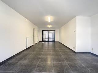 Deze handelsruimte is gelegen op een TOPLOCATIE gelegen aan de PASSAGE. Naast zijn UITERST GUNSTIGE LIGGING kent het pand VOLDOENDE VISIBILITEIT!Het...