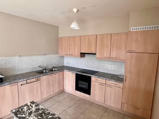 UN APPARTEMENT AU 2ÈME ÉTAGE AVEC 2 CHAMBRES, HALL D'ENTRÉE, TOILETTES SÉPARÉES, SÉJOUR AVEC CUISINE ÉQUIPÉE OUVERTE, DÉBARRAS, SALLE DE BAINS.GARAGE...
