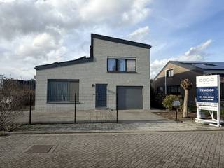 Vlakbij het centrum van Wommelgem, in een autoluwe – doodlopende straat, vindt u deze vrijstaande woning met 4 slaapkamers en mooie tuin. Het...