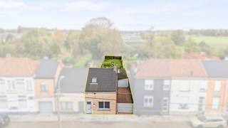 In de goed bereikbare Van Mosseveldestraat 16 te Wachtebeke vinden we deze verzorgde halfopen woning met dubbele garage en ruime tuin — een ideale woning die comfort en functionaliteit combineert.<br /><br />De woning werd reeds helemaal opgefrist: het gelijkvloers in 2010 en het eerste verdiep in 2022, wat zorgt voor een aangename mix van karakter en modern wooncomfort.<br /><br />Op het gelijkvloers bevinden zich een aangename woonkamer, een praktische keuken, een wasplaats/berging en een verzorgde badkamer. Op de eerste verdieping vinden we twee slaapkamers, perfect ingericht als slaapruimte. De woning beschikt bovendien over een kelder, ideaal voor extra bergruimte.<br /><br />Buiten geniet u van een diepe, goed onderhouden tuin met een gezellige buitenbarbecue, perfect voor zomerse avonden.<br />De oprit wordt afgesloten met een elektrische poort en leidt naar een aparte dubbele garage — een absolute troef voor wie ruimte zoekt.<br /><br />Extra comfort wordt geboden door het alarmsysteem en een kwalitatief Bose-geluidssysteem dat zorgt voor een unieke woonbeleving.<br /><br />Pluspunten:<br /><br />• Opfrissing/renovatie (2010 &amp; 2022)<br />• Dubbele garage en elektrische poort<br />• Alarm en Bose-geluidsinstallatie<br />• Ruime tuin met buitenbarbecue<br />• Rustige ligging nabij centrum Wachtebeke<br /><br />ad u graag een bezichtiging aan deze woning? Contacteer dan Ruben op 0479/03.90.17 ruben@cornelis-goeman.be of via ons contactformulier, en dan zien wij u snel ter plaatse.