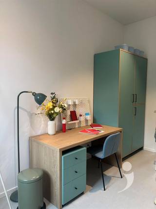 <p><span>Op zoek naar een comfortabele en instapklare studentenkamer in Leuven? </span></p><p><span>In residentie The Rise verblijf je op een centrale ligging, vlak bij het bruisende stadscentrum en op korte afstand van verschillende campussen.</span></p><p><span>De kamers zijn modern afgewerkt en voorzien van een private badkamer met douche, toilet en lavabo. Ideaal voor wie graag privacy combineert met het studentenleven. </span></p><p><span>Even nood aan ontspanning? De binnentuin biedt een rustige plek om tot rust te komen of samen te zitten met medestudenten.</span></p><p><span>Ook praktisch zit je hier goed:</span></p><ul><li><span>Overdekte fietsenberging aanwezig </span></li><li><span>Winkels, horeca en ontspanning vlakbij </span></li><li><span>Vlotte verbinding naar universiteiten en station </span></li></ul><p><span> </span></p><p><span>Kortom: een ideale uitvalsbasis voor een zorgeloze studententijd in Leuven.</span></p>