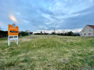 Deze bouwgrond wordt aangeboden door de bouwfirma LivingHome met een nog te bouwen woning. Dit achterin gelegen bouwperceel met eigen toegangsweg...