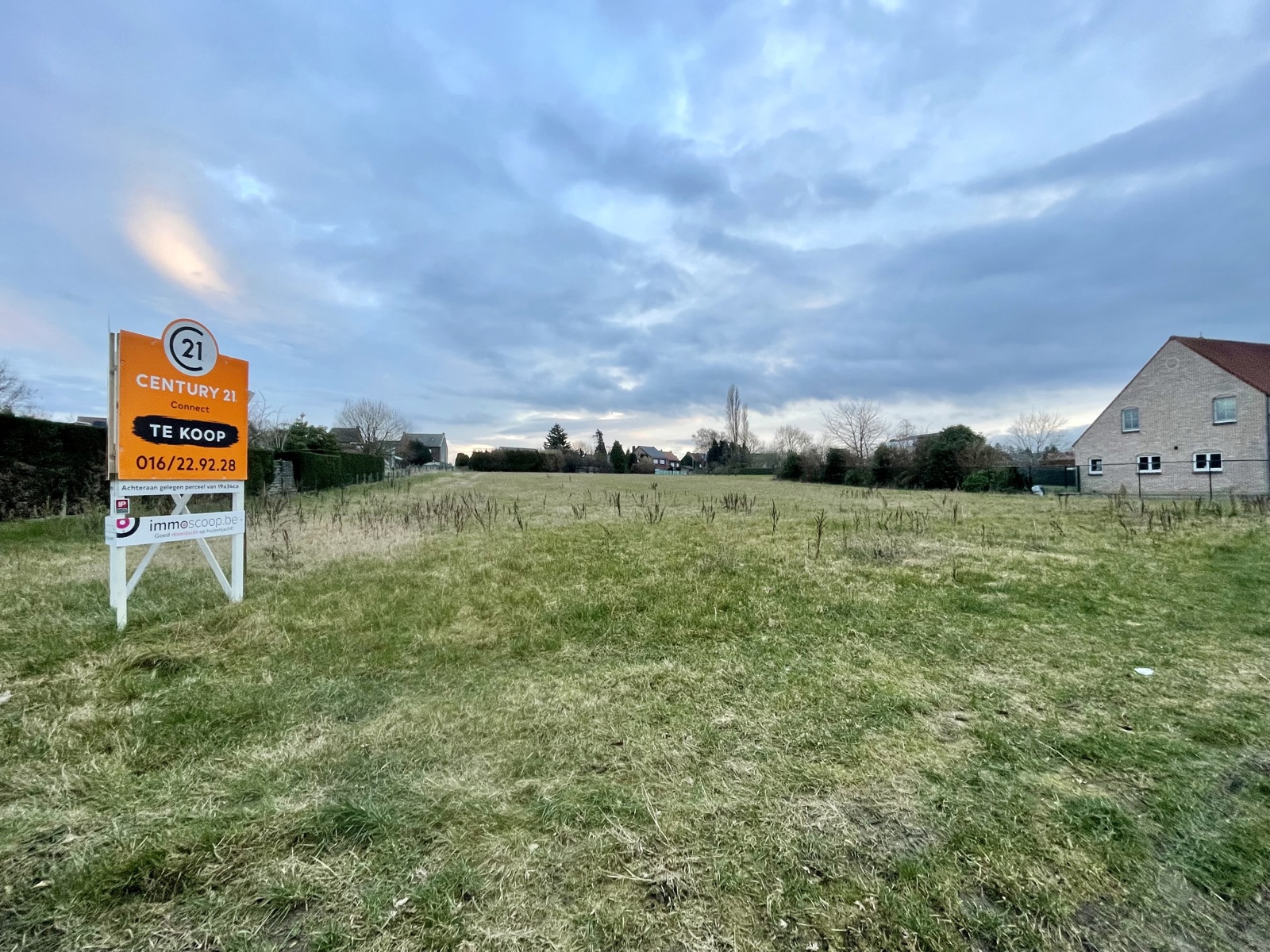 Achterin gelegen bouwgrond voor open bebouwing. - foto 1