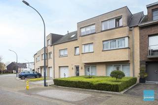 Mooi ruim appartement met 3 slaapkamers, leuke tuin en grote garage, gelegen aan het einde van een rustige straat.De supermarkt, slager, bakker en...