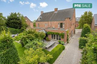 Bent u op zoek naar een energiezuinig huis te koop met landelijk uitzicht? Dit charmante vastgoed in het rustige Zemst-Laar biedt een perfecte combinatie van rust en bereikbaarheid. Deze halfopen bebouwing uit 2003 is hoogwaardig afgewerkt met landelijk schrijnwerk. Met een gunstig EPC-label B, 10 zonnepanelen, een warmtepomp en 213 vierkante meter bewoonbare oppervlakte woont u hier comfortabel in Zemst-Laar.Indeling:• Gelijkvloers: Bureau, apart toilet, leefruimte met keuken, berging en wasruimte met douche (mogelijkheid tot tweede badkamer). De garage voor fietsen of motors.• Eerste verdieping: Badkamer met bad en douche, apart toilet, tweede slaapkamer en master bedroom met dressing.• Zolderverdieping: Afgewerkte zolder van circa 50 vierkante meter met extra mogelijkheden.Buiten geniet u op het perceel van 1251 vierkante meter van een weids uitzicht op de velden van Zemst-Laar. Er is een dubbele carport, twee bergingen en een serre. Er dient nog een afscheiding geplaatst te worden met het naastgelegen perceel. Dankzij de ligging bent u snel in Mechelen, Brussel of Antwerpen.VIP: In aanvraagVoor meer informatie of een bezoek neem contact op met Dewaele Mechelen.De eigendom wordt aangeboden via de Pre-sale formule. Van 22/06/2026 om 09:00 tot 27/06/2026 om 12:00 kan u de woning op afspraak komen bezichtigen en een bod uitbrengen. De vermelde prijs is een instelprijs. Voor meer info, gelieve contact op te nemen met de dossierverantwoordelijke.Bestuursmaatregelen in het maatregelenregister: nee