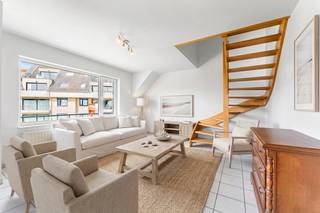 <p>Ruim appartement in Middelkerke met 3 slaapkamers en meerdere terrassen.</p>
<p> </p>
<p>Dit appartement uit 2005 combineert een praktische indeling met aangename leefruimtes op een centrale ligging in Middelkerke. Dankzij de drie slaapkamers en twee badkamers biedt deze eigendom veel comfort voor gezinnen, tweede verblijvers of wie extra ruimte zoekt aan de kust. De lichtrijke woonkamer sluit aan op de terrassen, waardoor binnen en buiten mooi in elkaar overvloeien. Bovendien beschikt het appartement over een berging en kelder (7m²), wat zorgt voor extra gebruiksgemak en opbergruimte. Een interessante opportuniteit voor wie een appartement aan zee wil kopen in Middelkerke. Aankoop van een aparte garage (21m², 1,85m hoog) in de residentie is mogelijk.</p>
<p> </p>
<p>Belangrijkste ruimtes:<br />• Ruime woonkamer met veel lichtinval en toegang tot het terras<br />• Functionele keuken aansluitend op de leefruimte<br />• 3 volwaardige slaapkamers<br />• 2 badkamers voor extra comfort<br />• Meerdere terrassen om van het buitenleven te genieten<br />• Praktische berging<br />• Kelderruimte voor extra stockage<br />• Optie tot aankoop garage in de residentie</p>
<p> </p>
<p>Troeven:<br />• Appartement met 3 slaapkamers en 2 badkamers<br />• Meerdere terrassen en aangename leefruimtes<br />• Centrale ligging in Westende-dorp</p>
<p> </p>
<p>Neem vandaag nog contact op met je ERA-makelaar voor een bezoek.</p>
<p> </p>
<p>JOUW DROOMAPPARTEMENT. ZO GEVONDEN!</p>