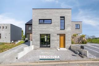 In een uiterst rustige en landelijke eenrichtingsstraat in Wemmel, en toch vlakbij alle voorzieningen, bevindt zich deze prachtig totaal gerenoveerde woning. De architecturale gevel met strakke lijnen en warme accenten zet meteen de toon: hedendaags, lichtrijk en tot in de puntjes doordacht. Binnenin geniet u van overvloedige lichtinval dankzij de grote raampartijen en de open vide, terwijl de achterzijde uitgeeft op een groene oase met zicht op het Beverbos. Deze woning combineert esthetiek, comfort en energiezuinigheid (EPC B).IndelingBij het betreden van de woning komt u in een inkomhal met gastentoilet en praktische berging. Aan de voorzijde bevindt zich een polyvalente ruimte die perfect dienst kan doen als bureau of extra kamer.Verder door komt u in de open leefruimte, waar zithoek, eetplaats en keuken naadloos in elkaar overvloeien. De moderne keuken met eiland vormt het hart van de woning en staat in directe verbinding met de lichtrijke leefruimte en het terras. De grote raampartijen en de vide zorgen hier voor een uitzonderlijk ruimtelijk gevoel en maximale lichtinval.Daarnaast bevindt zich op het gelijkvloers nog een polyvalente ruimte (2de badkamer, opslag, voorraadkamer) met inbouwkast en extra regendouche. Op de verdieping vindt u twee volwaardige slaapkamers (+/- 12m²), een badkamer met inloopdouche en dubbele lavabo en een open dressing. De vide zorgt opnieuw voor een mooie connectie met de leefruimte beneden en versterkt het open karakter van de woning.Mooie tuin met prachtig zicht en volledig afgesloten. Oprit voor 2 wagens.Karakteristieken- Totaalrenovatie (2020) met nog minimale afwerkingen te voorzien- Zeer lichtrijke woning dankzij grote raampartijen en vide- Rustige en landelijke ligging in een eenrichtingsstraat- Achteraan prachtig groen zicht op het Beverbos- Energiezuinig (EPC: B)- Parketvloeren doorheen de woning- Vloerverwarming op gas- Domoticasysteem aanwezig- Uitbreidingsmogelijkheid zolder ca. 70 m²- Verlaagde tot geen onroerende voorheffing t.e.m. 2028 (grondige energetische renovatie)- Elektriciteit conform- Vrij bij akte - Bestuursmaatregelen in het maatregelenregister: neeBent u op zoek naar een instapklare, moderne woning met karakter, licht en uitbreidingspotentieel, gelegen op een toplocatie in Wemmel? Dan is dit een unieke opportuniteit. Contacteer ons vandaag nog voor een bezoek en ontdek zelf de troeven van deze bijzondere woning via 02 460 80 46 of info@structura.be