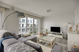Het instapklare appartement omvat een inkomhal, een ruime en lichtrijke leefruimte en een aansluitende, volledig uitgeruste keuken met keramische kookplaat, dampkap, dubbele spoelbak, koelkast, diepvriezer en vaatwasser. Verder zijn er twee volwaardige slaapkamers, een badkamer met lavabo en ligbad (met mogelijkheid tot douche), een apart toilet, een praktische berging en een privatieve kelderberging.<br /><br />Extra troeven:<br /><br />- Vernieuwde lift (2025)<br />- PVC-ramen met dubbele beglazing<br />- Conforme elektriciteit met dag- en nachttarief<br />- Aansluitingen voor internet en televisie (Proximus is voorzien; Telenet zou mogelijk moeten zijn) <br />- Nieuwe gascondensatieketel (november 2024) - centrale verwarming via radiatoren <br />- Waterverzachter<br />- Energiezuinig met EPC-label B<br /><br />Inbegrepen in de prijs:<br /><br />- Mede-eigendom van een perceel bouwgrond (momenteel zonder bouwplannen)<br />- Aandeel in het reservefonds<br />- Gordijnen en lichtarmaturen<br />- Ingebouwde kleerkast in de slaapkamer<br /><br />Optioneel bij aan te kopen:<br /><br />- Overdekte autostaanplaats in gemeenschappelijke garage met automatische poort: €33.000 (ook te huur)<br />- Ruime afgesloten garagebox voor 2 wagens (± 30 m²) met automatische poort: €78.000 (ook te huur)<br /><br /><br />Ook ideaal als investering: wat zorgt voor een mooi rendement (huurprijs appartement ca. 1.250 euro)<br /><br />De algemene voorwaarden van Dewaele DIY kunt u steeds raadplegen via dewaele.com.<br /><br />Bestuursmaatregelen in het maatregelenregister: nee