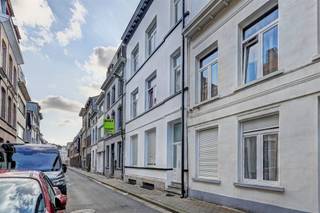 <p><span>Gerenoveerd (2023) appartement met één slaapkamer</span></p><p><span> </span></p><p><span>Dit gezellig appartement</span><span> </span><span>is gelegen in een rustige enkelrichtingstraat vlakbij Park Spoor Noord. </span><span>De ligging is uitermate ideaal en op wandelafstand van winkels, horeca en alle openbaar vervoer.</span><span> </span></p><p><span> </span></p><p><span>Het appartement is momenteel verhuurd aan 735 euro / maand = </span><span>NETTO rendement van 5,5%!</span></p><p><span> </span></p><p><span>Dit appartement is gelegen in een kleinschalig gebouw waar geen lift of syndicus aanwezig is. Hierdoor zijn er geen gemeenschappelijke kosten aanwezig. Verder beschikt het over </span><span>vernieuwde ramen (HR beglazing)</span><span>, één ruime slaapkamer, een </span><span>zonnig terras (5m²)</span><span> en een </span><span>bewoonbare oppervlakte</span><span> van </span><span>36m² </span><span>(cfr. EPC).</span></p><p><span> </span></p><p><span>Indeling</span></p><p><span>- leefruimte met open keuken voorzien van alle benodigde toestellen</span></p><p><span>- zonnig terras</span></p><p><span>- bergruimte met voorzieningen voor wasmachine en droogkast</span></p><p><span>- slaapkamer één</span></p><p><span>- badkamer met douche, lavabo en toilet</span></p><p><span> </span></p><p><span>Algemeen</span></p><p><span>- geen gemeenschappelijke kosten</span></p><p><span>- HR beglazing (PVC), 12 cm isolatie in de gevels, condenserende ketel, 12 cm isolatie in het dak</span></p><p><span>- super centrale locatie vlakbij verschillende campussen en belangrijke invalswegen</span></p><p><span>- ideale investering / eerste aankoop</span></p><p><span>- appartement momenteel verhuurd (huurovereenkomst te respecteren) aan 735 euro / maand = NETTO rendement van 5,5%!</span></p><p><span> </span></p><p><span>Ben jij geïnteresseerd in dit energiezuinige appartement te koop in Antwerpen, ben je op zoek naar ander vastgoed of wens je de waarde van jouw eigendom te kennen? Dan ben je bij BOLT immo aan het juiste adres! Wij helpen jou graag verder.</span></p><p><span> </span></p>