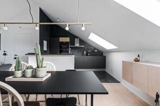 Gerenoveerd dakappartement met twee slaapkamers in Antwerpen ZuidIn de Paleisstraat, in het hart van Antwerpen Zuid, woon je centraal tussen leuke...