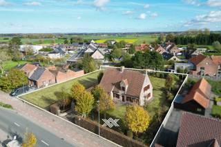 In het hart van Zwevezele, op een perceel van maar liefst 2.548 m², bevindt zich deze charmante villa met een bewoonbare oppervlakte van circa 250...