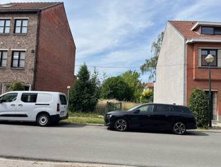 Deze bouwgrond van 2a 08ca maakt deel uit van een recent goedgekeurde verkaveling en is bestemd voor het bouwen van een eengezinswoning. Lot 2 beschikt over een noordwestelijke oriëntatie, ideaal voor een zonnige tuin in de namiddag en avonduren.<br />De maximale bouwdiepte bedraagt 15 meter op het gelijkvloers en 12 meter op de verdieping. Er zijn maximaal drie bouwlagen toegestaan, waarvan hoogstens twee woonlagen.<br />Het verkavelingsplan, de stedenbouwkundige vergunning en de voorschriften zijn beschikbaar.
