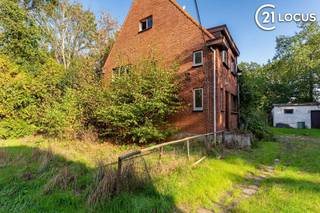 <p><span>MAISON FAMILIALE À ZANDVLIET OFFRANT UN GRAND POTENTIEL DE RÉNOVATION</span></p><p><span> </span></p><p><span>Cette maison intéressante située à Zandvliet offre une base solide à ceux qui recherchent un projet aux nombreuses possibilités. La propriété dispose d’une surface habitable de 147 mètres carrés et se compose de trois chambres spacieuses, idéales pour les familles ou les personnes souhaitant bénéficier d’un espace supplémentaire.</span></p><p><span> </span></p><p><span>ARCHITECTURE ET CARACTÈRE</span></p><p><span> </span></p><p><span>La maison est construite dans un style traditionnel en briques, avec une toiture pleine de caractère, typique de la région. La construction témoigne d’un savoir-faire solide, avec des murs massifs qui garantissent stabilité et durabilité. La façade en briques rouges dégage une atmosphère chaleureuse et est facile à entretenir.</span></p><p><span> </span></p><p><span>AGENCEMENT FONCTIONNEL</span></p><p><span> </span></p><p><span>La propriété dispose d’une salle de bains complète, équipée des sanitaires indispensables. La cuisine est dotée d’armoires en bois et offre un espace de travail suffisant. L’intérieur comprend plusieurs pièces pouvant être aménagées de manière flexible selon les préférences et les besoins de chacun.</span></p><p><span> </span></p><p><span>ÉQUIPEMENTS PRATIQUES</span></p><p><span> </span></p><p><span>Deux garages offrent un vaste espace de rangement et la possibilité de garer des véhicules. Il s’agit là d’un avantage particulier pour les familles possédant plusieurs voitures'ou ayant besoin d’un espace de rangement supplémentaire. Les garages sont en relativement bon état.</span></p><p><span> </span></p><p><span>EMPLACEMENT ET ENVIRONNEMENT</span></p><p><span> </span></p><p><span>La maison est située dans un endroit calme à Zandvliet, au cœur d’un cadre verdoyant. La parcelle offre suffisamment d’espace extérieur avec des terrains attenants. La nature environnante et le caractère rural en font un endroit agréable pour ceux qui apprécient la vie tranquille à la campagne. L’accessibilité à vélo est bonne, avec des pistes cyclables à proximité.</span></p><p><span> </span></p><p><span>POTENTIEL D’AVENIR</span></p><p><span> </span></p><p><span>Ce bien offre d’excellentes possibilités de rénovation et de modernisation. Grâce à des investissements ciblés, les espaces peuvent être entièrement remis aux normes actuelles. Les fondations solides et l’infrastructure de base constituent un point de départ solide pour tout projet de rénovation.</span></p><p><span> </span></p><p><span>IDÉAL POUR</span></p><p><span> </span></p><p><span>Cette maison convient aux acheteurs visionnaires prêts à investir dans une rénovation complète, aux familles qui recherchent plus d’espace à un prix raisonnable, ou aux investisseurs qui voient un potentiel de plus-value.</span></p>