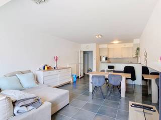 Ruim 2-slaapkamer appartement te huur te Middelkerke in recente (2016) residentie op wandelafstand van de winkels, Zeedijk en de Markt. Het appartement bevindt zich op de eerste verdieping en beschikt over een terras. <br /><br />Indeling: <br />- ruime inkom met plaats voor vestiairekast (5m²) <br />- leefruimte met aansluitend terras (34m²) <br />- open keuken voorzien van vaatwasmachine, koelkast, oven en keramische kookplaat <br />- apart toilet<br />- badkamer met bad/douche en lavabo<br />- ruime berging met aansluiting voor wasmachine <br />- slaapkamer 1 (11m²) <br />- slaapkamer 2 (11m²) <br /><br />Vrij vanaf 01/10/2026<br /><br />Gemeenschappelijke kosten: € 60/maand<br />Niet gemeubeld<br /><br />Ben je geïnteresseerd in dit pand te huur in Middelkerke? Ga naar de website www.dewaele.com, klik op het pand dat je wenst te huren. Via de rode knop "vraag je bezoek aan" vragen we u kort een profiel in te vullen. Daarna nemen we contact op voor een bezoek. Telefonisch kunnen er geen afspraken gemaakt worden.