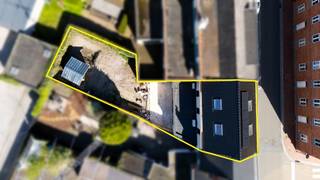 <p><span>Prachtige gezinswoning met authentieke elementen in Moerbeke</span></p><p><span> </span></p><p><span>Dit betreft een gerenoveerde gezinswoning met 5 slaapkamers, bureauruimte en zonnige tuin in het hartje van Moerbeke. </span></p><p><span>De woning beschikt over een vlotte verbinding via de E34 richting Antwerpen/Gent en een uitstekende ligging in het centrum van Moerbeke in de onmiddellijke omgeving van scholen, openbaar vervoer & winkels. </span></p><p><span>De unieke setting op een uitmuntende locatie, de hoge afwerkingsgraad met duurzame materialen & het aangename vloerplan met hoog wooncomfort zijn slechts enkele troeven die deze woning te bieden heeft. </span></p><p><span> </span></p><p><span>INDELING</span></p><p><span> </span></p><p><span>Gelijkvloers: </span></p><p><span>Inkomhal met apart toilet en mogelijke vestiaire. </span></p><p><span>Bureauruimte of mogelijkheid vrij beroep/ extra leefruimte. </span></p><p><span>Leefruimte met open keuken.</span></p><p><span>Open keuken naar eigen smaak in te richten t.w.v. €12.000</span></p><p><span>Bijkeuken met voorziening voor oa. wasmachine.</span></p><p><span>Technische ruimte. </span></p><p><span>Aangelegd terras. </span></p><p><span>Omheinde tuin, gras matten worden nog voorzien. </span></p><p><span> </span></p><p><span>1e verdieping: </span></p><p><span>3 slaapkamers voorzien van airco's (11m², 11m² & 16m²).</span></p><p><span>Badkamer uitgerust met ligbad, inloopdouche, dubbel lavabomeubel & toilet. </span></p><p><span> </span></p><p><span>2e verdieping:</span></p><p><span>Voorzien van een vaste trap.</span></p><p><span>Mogelijkheid tot 2 extra slaapkamers & airco voorzien. </span></p><p><span> </span></p><p><span>EXTRA</span></p><p><span>Renovatiejaar 2025-2026. </span></p><p><span>ALU dubbel glas. </span></p><p><span>Verwarming via vloerverwarming op warmtepomp (gelijkvloers). </span></p><p><span>Verwarmen & koelen via airco's op warmtepomp (verdieping). </span></p><p><span>Elektriciteit conform. </span></p><p><span>Regenwaterput voorzien. </span></p><p><span>Ventilatiesysteem C+ aanwezig. </span></p><p><span>Uitstekend gelegen nabij de grens Moerbeke/Stekene.</span></p><p><span>Aangenaam vloerplan met authentieke nuances en veel lichtinval.<br />Zeer vlotte bereikbaarheid via E34 (Antwerpen-Gent) en lokale invalswegen.</span></p><p><span>Uitstekende combinatie tussen instapklaar wonen in landelijke stijl en comfort.</span></p><p><span> </span></p><p><span>EPC: E-peil E38 - label A </span></p><p><span>Wg - Vg - Gvv - Gvkr - Gmo </span></p><p><span> </span></p><p><span> </span></p>
