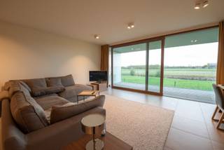 Dit modern en ENERGIEZUINIG appartement is gelegen in het rustige Sint-Baafs-Vijve en is ideaal voor wie op zoek is naar een comfortabele en modern appartement.<br />Het appartement bevindt zich op de 1ste verdieping en is toegankelijk via een lift. <br />Het pand heeft volgende indeling: inkom met inbouwkast, ruime en lichtrijke leefruimte met zicht op de Oude Leie, open keuken met toestellen ( o.a. vaatwasser, oven, microgolf,...), wasplaats, badkamer ( met ligbad en douch) & 2 slaapkamers. Het appartement beschikt ook over een ruime terras met aangenaam uitzicht. Aparte garage box aanwezig en extra privé berging. Syndickosten: € 50/maand;<br /><br />TROEVEN:<br />* Instapklaar<br />* Energiezuinig<br />* Rustige ligging<br />Voor meer informatie of een bezoek, mail gerust naar anke@immoroba.be