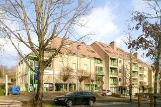 <p><span>Bent u ook op zoek naar een waardevaste belegging of zoekt u een eigen stek aan te kopen voor uw studerende kinderen of voor uzelf?<br />Dan is deze studio op een topligging in Leuven een ware opportuniteit!<br /></span><span>Deze studio met een bruikbare vloeroppervlakte van 20 m² is uitermate centraal doch rustig gelegen, op wandelafstand van Gasthuisberg en het historisch centrum van Leuven en vlakbij alle belangrijke invalswegen. Deze studio is achteraan gesitueerd op de tweede verdieping van een welonderhouden residentie met als bouwjaar 1990 en omvat een knusse en lichtrijke leef-en slaapruimte met aansluitend een open ingericht keukentje en een badkamer met douche en toilet. </span></p><p><span>Verder beschikt dit eigendom nog over een balkon. Kortom, </span><span>deze welgelegen studio is zeker een bezoek waard. Voor snelle beslissers.</span></p><p><span> </span></p>