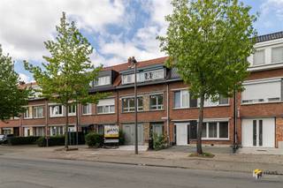 <p><span>Maison à rénover (165m²) avec 5 chambres, abri à vélos et jardin (112m²) à Merksem.</span></p><p><span> </span></p><p><span>Laarsebaan offre une vie centrale et confortable avec tout à portée de main. Grâce à l'excellente accessibilité par les transports en commun, le système de vélo-partage et la voiture, vous pouvez vous rendre partout en un rien de temps. De plus, vous vivez à deux pas du parc Runcvoort et profitez d'un large éventail de magasins, de supermarchés et d'autres commodités à proximité.</span></p><p><span> </span></p><p><span>La propriété dispose d'une belle surface habitable de 165 m² et constitue la base idéale pour ceux qui recherchent un projet de rénovation avec du potentiel. Grâce à son état à rénover, vous pouvez concevoir cette propriété entièrement selon vos propres goûts et besoins et la transformer en votre ultime maison de rêve.</span></p><p><span>*********</span></p><p><span>Vous entrez dans le hall d'entrée/trappe, avec accès à l'abri à vélos intérieur (16 m²) sur la gauche. Au fond du rez-de-chaussée se trouvent la cuisine séparée (9 m²) et le salon lumineux (26 m²), qui s'ouvre sur le jardin de 112 m² orienté à l'ouest. Au premier étage il y a 2 chambres de 12 m² et 22 m² et la salle de bain (4 m²) avec baignoire/douche et lavabo. L'étage supérieur offre 3 autres chambres de 5 m², 9 m² et 21 m².</span></p><p><span>Enfin, la propriété dispose d'une cave. Vous cherchez une propriété que vous pouvez entièrement personnaliser avec de l'espace et des possibilités ?</span></p><p><span>Surface habitable 165 m² ref : surface brute de plancher. Certificat EPC.Pour plus d'informations ou une estimation gratuite visitez www.hansimmo.be</span></p><p><span> </span></p>