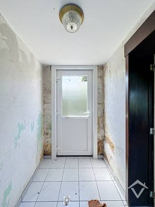 Bent u op zoek naar een te renoveren woning in Koekelare met veel potentieel? Dan is deze halfopen bebouwing misschien wel uw ideale renovatieproject.<br /><br />De woning geniet van een rustige, landelijke ligging, op wandelafstand van het centrum van Koekelare, winkels, scholen en grootwarenhuizen. Ook de verbinding naar Moere en de omliggende gemeenten is uitstekend.<br /><br />De indeling is als volgt:<br />Via de zij-ingang komt u binnen in de inkomhal, die toegang verleent tot de gezellige leefruimte, de badkamer met lavabomeubel, douche en toilet, en de lichtrijke keuken met aangenaam zicht op de straat.<br /><br />Op de eerste verdieping bevinden zich twee volwaardige slaapkamers en een derde kamer, ideaal als bureau, dressing of kinderkamer.<br /><br />Daarnaast beschikt de woning over een inpandige garage, bereikbaar via de buitenzijde.<br /><br />Deze woning vormt de perfecte basis voor wie zijn eigen droomwoning wil creëren. Dankzij de gunstige ligging, de praktische indeling en de vele renovatiemogelijkheden is dit een interessante opportuniteit voor zowel starters, investeerders als handige doe-het-zelvers.<br /><br />Troeven:<br />- Rustige en landelijke ligging<br />- Op wandelafstand van centrum, winkels en voorzieningen<br />- Halfopen bebouwing<br />- 2 volwaardige slaapkamers + extra kamer<br />- Inpandige garage<br />- Veel renovatiepotentieel<br />- Vlotte bereikbaarheid richting Moere en omliggende gemeenten<br /><br />Interesse? Neem vandaag nog contact op met ons en plan uw bezoek. Ontdek zelf de mogelijkheden die deze woning te bieden heeft!