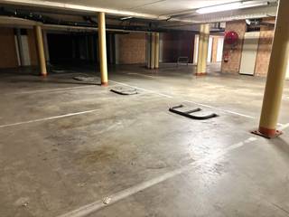 Overdekte staanplaats te huur op niveau -1 in residentie Apollo te Nieuwpoort-bad.Vlot inrijbaar en voorzien van een beugel...