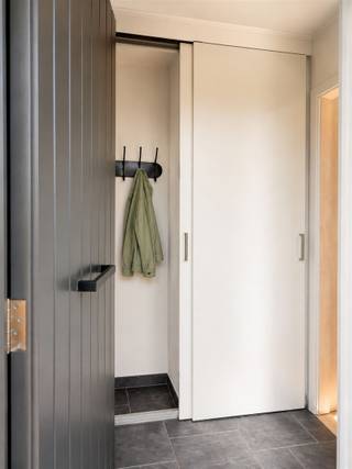 <p><span>Charmante woning met eigentijdse uitstraling, optimaal wooncomfort en heel energiezuinig dankzij de grondige totaalrenovatie. Dit alles op een idyllische locatie in Wachtebeke</span></p><p><span> </span></p><p><span>Op zoek naar jouw eigen thuis? Deze volledig gerenoveerde woning aan Overslag 58A in Wachtebeke combineert hedendaags wooncomfort met de rust en charme van een landelijke omgeving. Instapklaar, energiezuinig en met een gezellige tuin: hier kan je meteen je verhaal beginnen.</span></p><p><span> </span></p><p><span>Bij het binnenkomen verwelkomt de inkomhal je met een gastentoilet en een handige ingemaakte kast. Vervolgens kom je in de aangename leefruimte, waar een praktische schuifwand een flexibele ruimte creëert voor bijvoorbeeld een bureau, hobbyhoek of extra opbergruimte.</span></p><p><span>De open keuken sluit mooi aan bij de leefruimte en vormt het gezellige hart van de woning. Aansluitend bevindt zich een handige berging, met onder meer de aansluiting voor de wasmachine.</span></p><p><span>Op de eerste verdieping vind je een mooie eerste slaapkamer en een verzorgde badkamer. Vanuit de badkamer met douche is er toegang tot de tweede slaapkamer. Er is een zolderluik voor extra opbergruimte.</span></p><p><span>Ook buiten valt er heel wat te genieten. De woning beschikt over een gezellige tuin met achterpoortje, ideaal om op zonnige dagen te ontspannen of gezellig te tafelen.</span></p><p><span> </span></p><p><span>De woning werd volledig gestript en onderging een totaalrenovatie met zeer kwalitatieve materialen en nieuwe binnendeuren. Er is ook een volledig nieuw dak inclusief gootwerk, isolatie en afwerking in zwarte trespa.</span></p><p><span>Je geniet hier dan ook van een eigentijdse look & feel en het comfort van een woning waar je zonder grote werken kan intrekken.</span></p><p><span>Bovendien beschikt de woning over een top EPC-label B. De plaatsing van de zonnepanelen is reeds voorzien door de verkoper en is momenteel nog in uitvoering. De woning wordt dus verkocht met zonnepanelen, hybride omvormer en plaats voor een evt. thuisbatterij. Dit zal de huidige energiescore uiteraard nog eens verbeteren!</span></p><p><span> </span></p><p><span>De ligging in Overslag, Wachtebeke is een echte troef. Je woont hier in een idyllische, landelijke en rustige omgeving, met dat heerlijke gevoel van een gezellig dorp waar het leven nog net dat tikkeltje rustiger aanvoelt. Op wandelafstand bevind zich een heel goed aangeschreven basisschool.</span><span> </span></p><p><span>Ook voor jonge gezinnen en liefhebbers van buitenruimte is de omgeving bijzonder aangenaam. Recht tegenover de woning werd een nieuw pleintje aan de kerk aangelegd, met een bankje en een speeltuig. En parkeren? Dat kan gewoon gratis in de straat voor en achter het huis.</span></p><p><span>Kortom: een charmante, volledig gerenoveerde en instapklare woning met een eigentijdse uitstraling, een leuke tuin en een rustige, landelijke ligging. De ideale plek voor wie zijn eerste woonst zoekt en meteen wil genieten van comfort, sfeer en gezelligheid.</span></p><p><span> </span></p><p><span>Welkom thuis in Overslag 58A WACHTEBEKE!</span></p><p><span> </span></p><p><span>Voor meer info: contacteer vastgoedmakelaar </span></p><p><span>Bellina: BEL: 0471/200189 | MAIL: bellina@maximm.be</span></p>