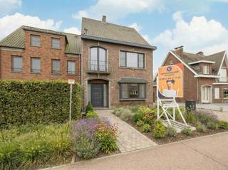 Te renoveren woning met 3 slaapkamers op een groot perceel van 863m² pal in het centrum van Geel met station, winkels, horeca,... op...