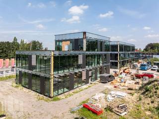 Nieuw te bouwen kantoorgebouw "<strong>Twin Offices</strong>" met zichtbaarheid vanaf de Steenweg en met uitzonderlijke architectuur. Strategisch gelegen op slechts 10 minuten rijden van de E17 (Gent/Antwerpen) en met een uitstekende bereikbaarheid via het openbaar vervoer.<br /><br />De stijlvolle nieuwbouwkantoren zullen ontworpen worden met oog voor detail, <strong>high-end</strong> afwerking en met de nieuwste technieken, een<strong> ideale investering</strong>. Bovendien kunt u genieten van een overvloed aan natuurlijk licht en alle hedendaagse comfort omringt in een groene sfeervolle omgeving. Tevens zullen er zeer ruimte parkeermogelijkheden worden voorzien met laadpalen. Andere oppervlaktes zijn bespreekbaar.<br /><br />Aarzel niet om contact op te nemen met Simon voor bijkomende inlichtingen, gedetailleerde plannen of een vrijblijvend plaatsbezoek via 09 225 09 02.
