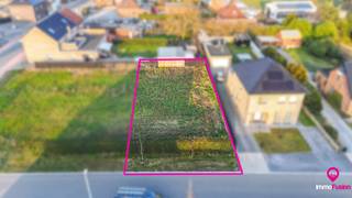 Bent u op zoek naar de ideale locatie om uw droomwoning te realiseren? Deze bouwgrond in een rustige straat in Stal (Beringen) biedt een uitstekende combinatie van bereikbaarheid, ruimte en een groene omgeving.<br /><br />Het perceel heeft een oppervlakte van 4,94 are en beschikt over gunstige afmetingen van 15,5 meter breed en 28,50 meter diep. Hierdoor zijn er tal van mogelijkheden om een comfortabele woning te bouwen met voldoende buitenruimte.<br /><br />De ligging is een absolute troef: u geniet hier van een vlotte verbinding naar omliggende gemeenten en belangrijke invalswegen, terwijl u toch in een rustige en groene buurt woont, vlakbij het centrum van Stal.<br /><br />Bovendien zijn er reeds vergunde mogelijkheden voorzien voor een carport en een terras, wat u meteen extra comfort en flexibiliteit biedt bij het ontwerpen van uw woning. Ook een tuinhuis van 5 x 3 meter is vergund, ideaal voor extra opslag of hobbyruimte.<br /><br />Kortom, deze bouwgrond biedt alles wat u nodig heeft om uw woonproject te realiseren op een aangename en goed bereikbare locatie.<br /><br />- Goede verbinding<br />- Rustige ligging vlakbij Stal<br />- Groene omgeving<br />- Perceel van 4,94 are met ideale afmetingen<br />- Vergunde carport, terras en tuinhuis<br /><br /><span>Maatregelen opgenomen in het Maatregelenregister: nee</span><br /><br /><span>Voor een bezichtiging ter plaatse of meer info, bel ons op 078/78.78.70, of kom gewoon binnen op ons kantoor, steeds welkom!</span>
