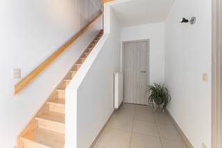 KOM LANGS OP DE KIJKDAG OP ZATERDAG 6 JUNI VAN 10-12U! CONTACTEER BO OP 0498 74 25 28 EN MAAK UW AFSPRAAK.
Deze recente vrijstaande woning bevindt zich in een doodlopende straat in een rustige, residentiële wijk. Rust en privacy zijn hier dus gegarandeerd. Dankzij het recente bouwjaar is de woning volledig instapklaar en voorzien van alle moderne comfort, waaronder een uitstekende EPC-score A. Extra interessant: deze woning wordt verkocht onder registratierechten en niet onder het btw-stelsel.
Via de inkomhal met gastentoilet betreden we de woning en komen we terecht in de lichtrijke leefruimte. De grote raampartijen zorgen voor een aangename lichtinval, terwijl de pelletkachel extra sfeer en gezelligheid creëert. Aansluitend bevindt zich de volledig geïnstalleerde keuken. Zowel de leefruimte als de keuken geniet van een prachtig zicht op de tuin en de achterliggende velden. Naast de keuken is er een praktische berging voorzien, evenals een inpandige garage.
Op de eerste verdieping bevinden zich vier volwaardige slaapkamers, allemaal uitgerust met rolluiken, verwarming en onderhoudsvriendelijke parkettegels. Verder is er een ruime badkamer met zowel een ligbad als een douche. Extra bergruimte vindt u op de zolder, die bereikbaar is via een schuiftrap.
Buiten is er voorzien in een aangename tuin met open zicht en een praktische tuinberging. Parkeren kan niet alleen in de garage, maar ook op de oprit of onder de carport.
Een woning die comfort, ruimte en rust perfect combineert én bovendien volledig instapklaar is. Dat is voor de snelle beslissers. Laat deze unieke kans niet aan u voorbijgaan en plan vandaag nog uw bezoek met Bo via 051 480 980!