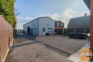 IZEGEM - Deze degelijk gebouwde halfopen bebouwing combineert comfort, duurzaamheid en praktische extra’s. De woning is volledig in volle...